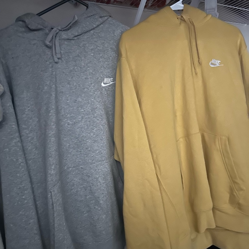 2 Nike sweatshirts XL